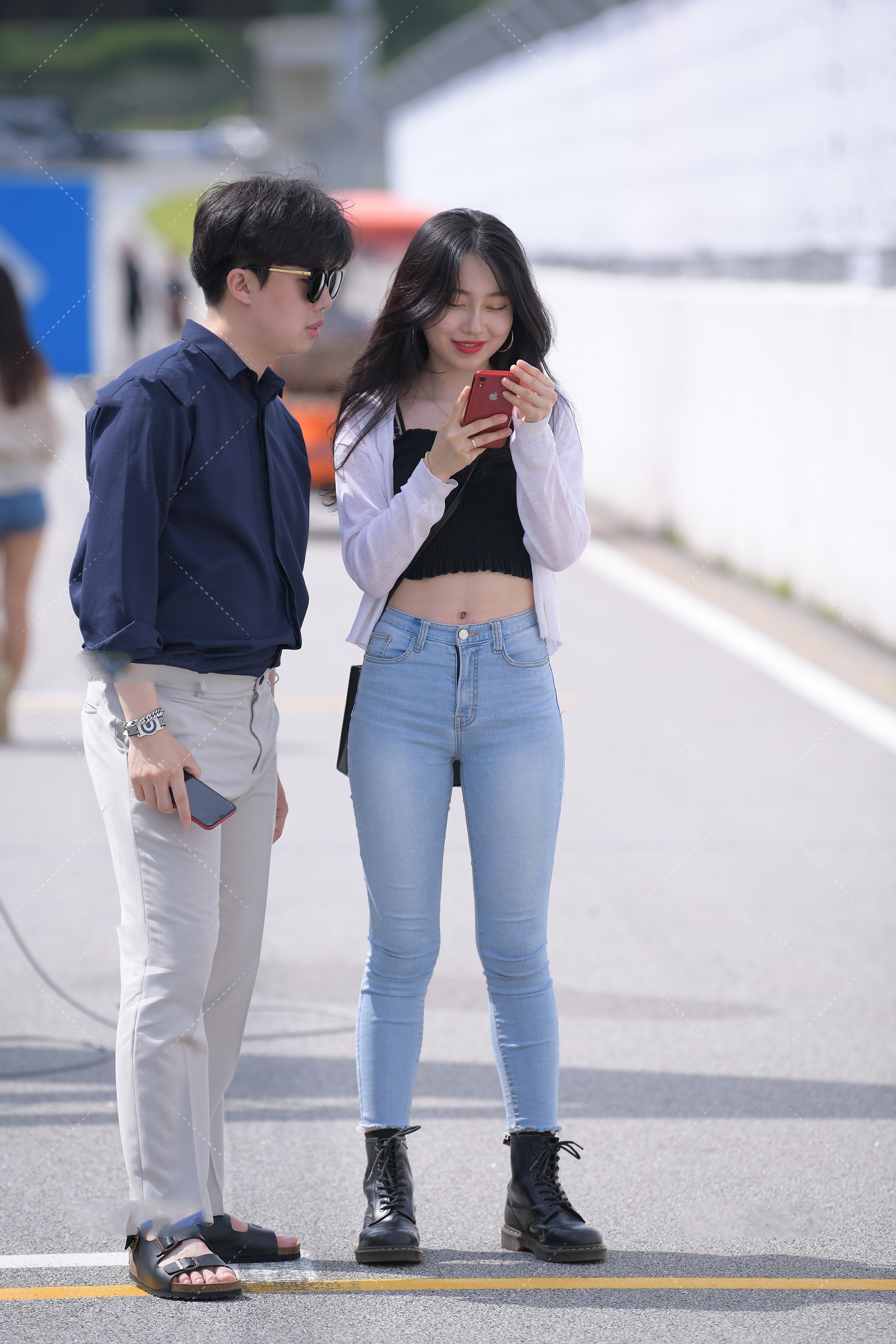 们可以选择|黑白配的搭配风格简单干净, 基础高级