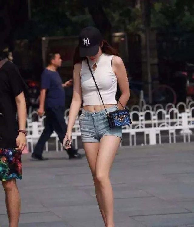 吸睛|街拍:穿紧身小短裤的小姐姐,凸显修长筷子腿,这么穿很吸睛