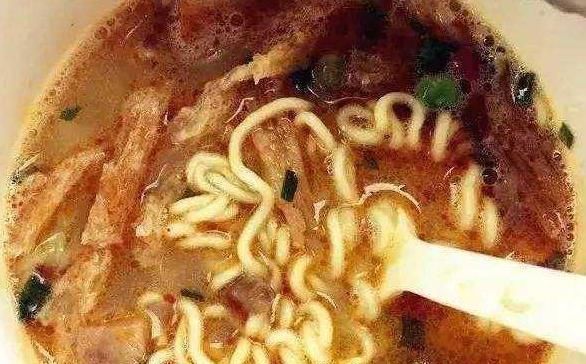 泡泡面|学生党最爱的5种泡面搭档,卤蛋香肠上榜,图2最经典,图5很魔幻