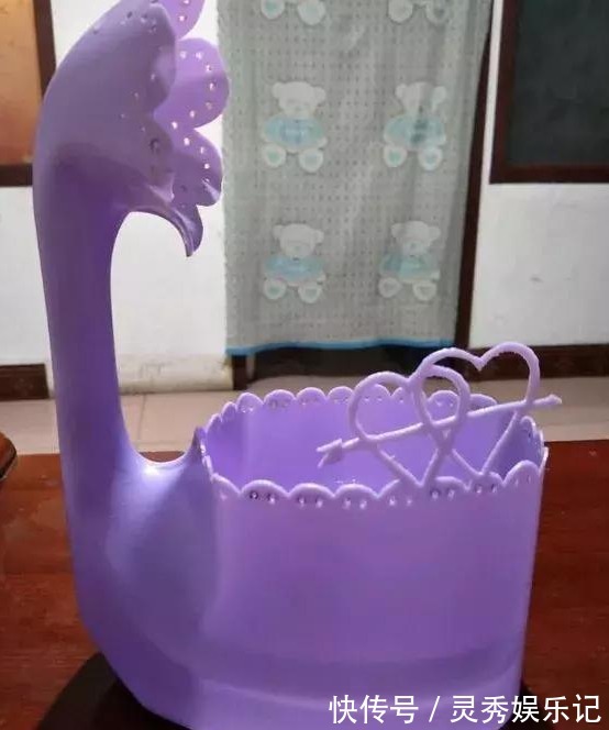 家中用完的“洗衣液桶”别丢了,剪上2刀,秒变养花神器,太美了