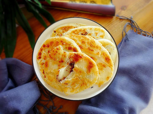 想吃酥饼不用烤,平底锅半小时就搞定,一碰就掉渣,我的最爱!