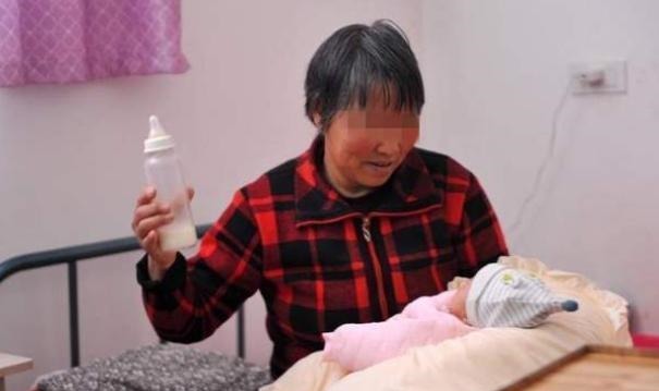 高龄|53岁妈妈执意拼二胎,产后向儿媳妇“借母乳”被拒,这像什么话