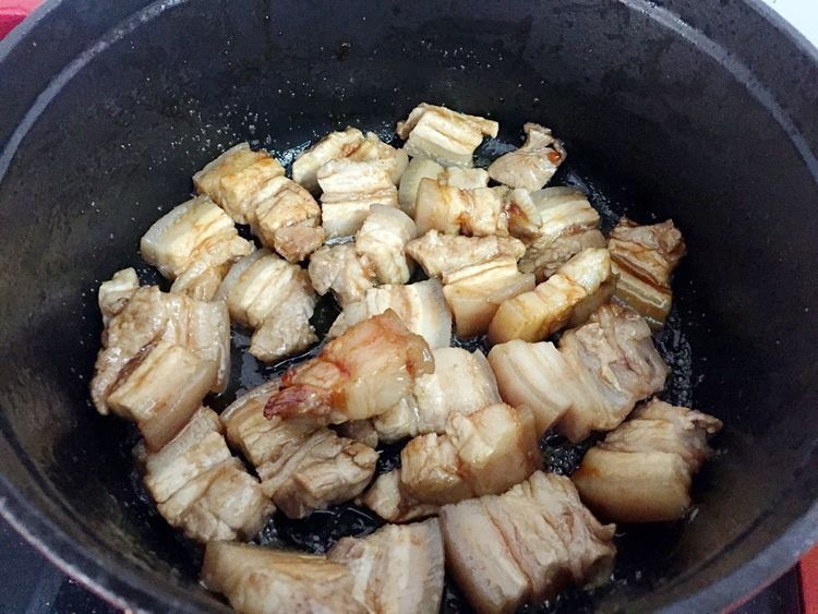 红烧肉不会做?这种做法我用了十几年,肥而不腻,上桌瞬间光盘