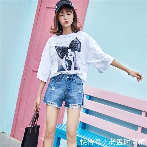 小姐姐|牛仔的面料就展现出经典的感觉。