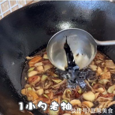 巨下饭|#巨下饭的家常菜#丰富餐桌味之酱烧小黄鱼贴饼子