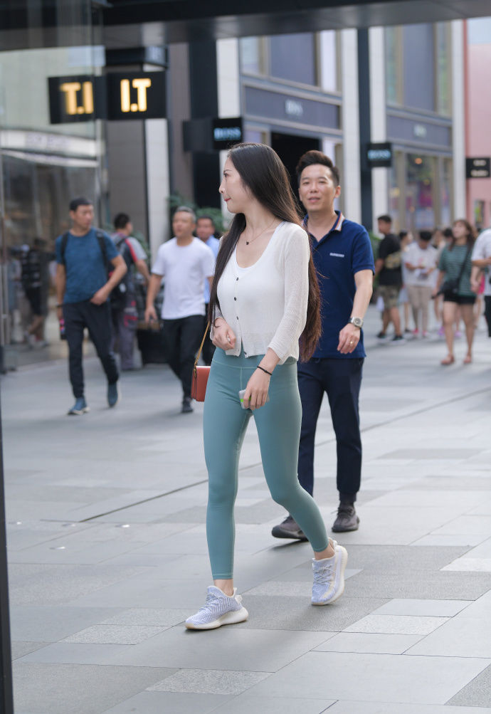 春季衣服不会搭，就选修身显瘦的“瑜伽裤”，让造型轻松变好看