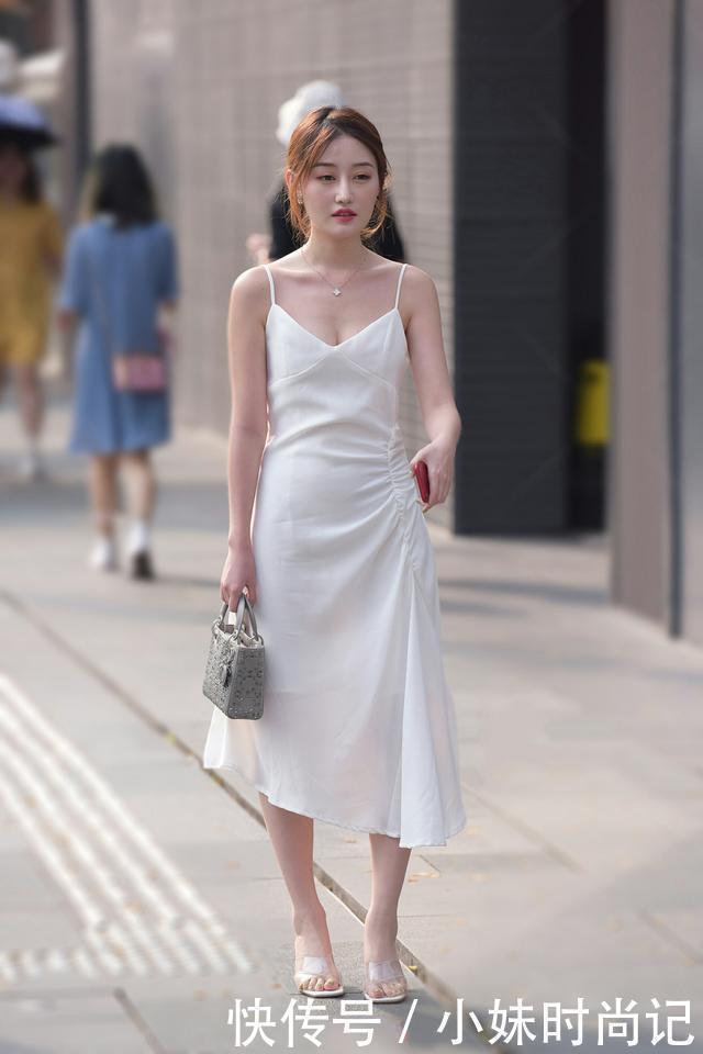 打扮|街拍白天鹅般的打扮,走在大街上到哪都显眼,但肤色一定要棒