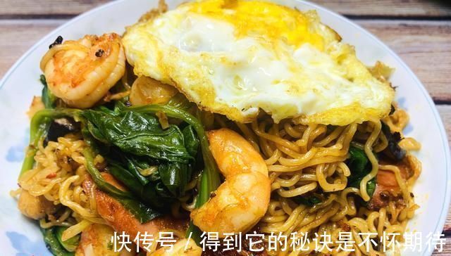 方便面别总是煮着吃，这样做比张云雷泡面的还香，朋友都说太豪华