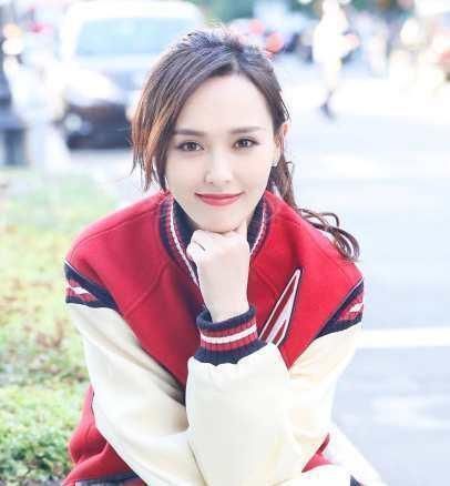 小仙女|街拍:阳光下灵动的长发小姐姐,犹如小仙女缓缓而来