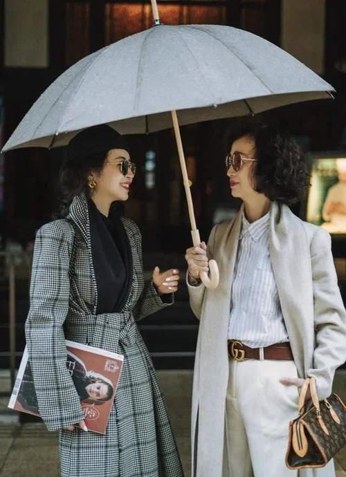 女人过了55岁，就要少穿小黑裤，学三木妈妈这样穿，特高级