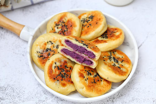 山药加紫薯做成松软小饼，营养翻倍有益身体健康，比包子馒头简单