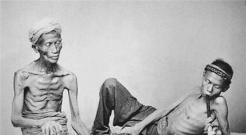 神情|晚清鸦片馆的真实场景男子神情麻木，女子面无表情，任人摆布