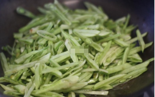 这菜简单炒一炒,做多少都吃个精光