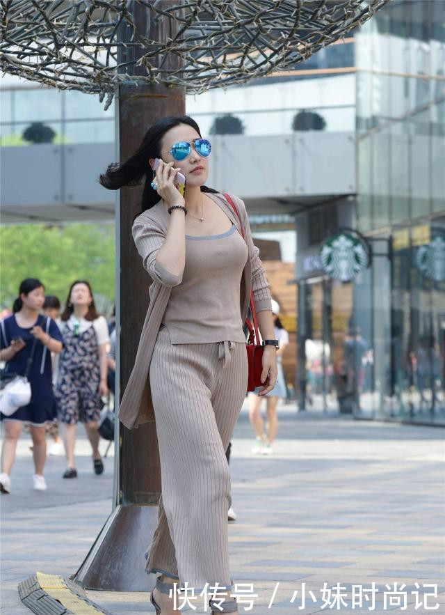 气质|街拍:九分宽松长裤,要走出优雅气质,还是要穿着尖头细跟鞋