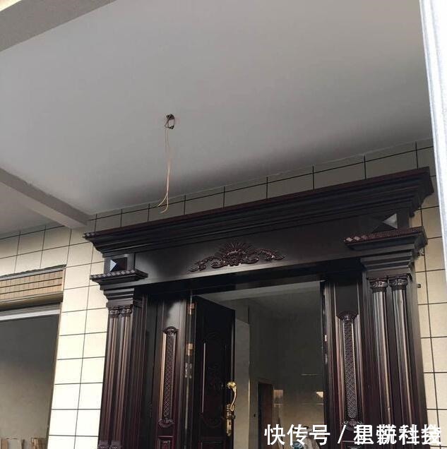 齐家敏敏|农村小伙给父母盖的养老房,2万多的大门全村轰动,纷纷吐槽丑