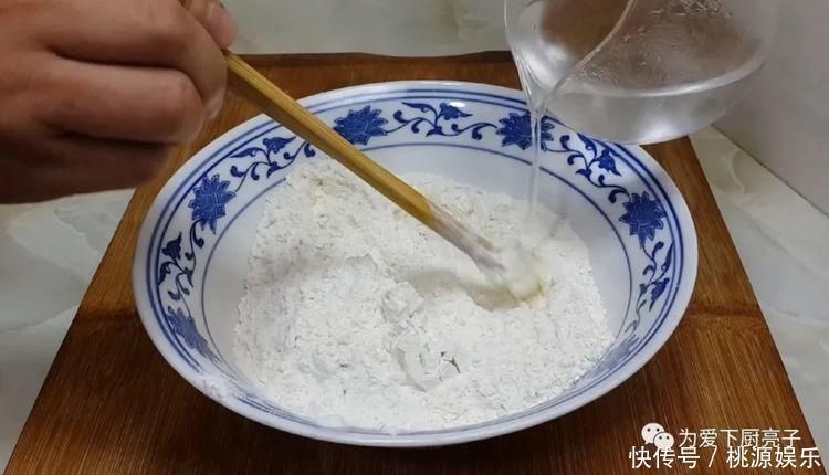 烙饼这么做太香了，开水一烫，张张柔软又劲道，学会天天不起早