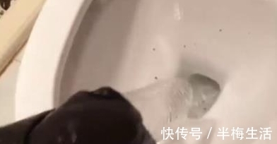 小伙用“泥鳅”疏通马桶,十分钟后再进入厕所,眼前画面让他捂鼻