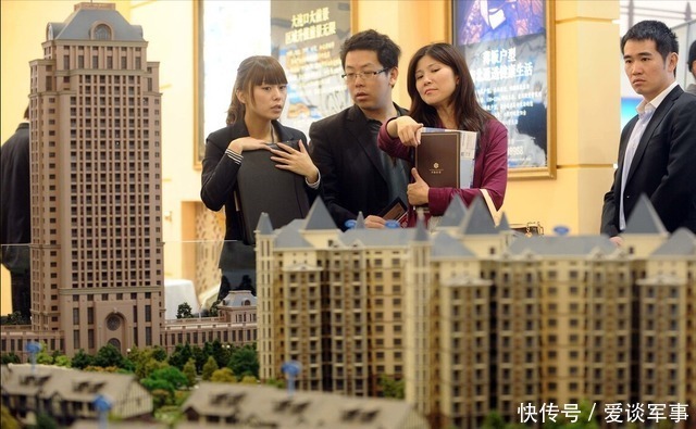炒房客|楼市进入降温期，为啥还有售楼处“排队买房”？售楼人员透漏答案