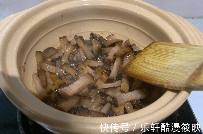 饭菜|天热不爱炒菜，试一试做腊肉豌豆焖饭，饭菜都有了，省时省事