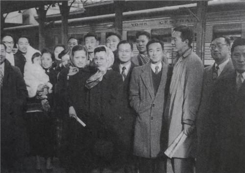 万卫芳$她收到电报:母病速归,爱人:别去,是圈套!她不听从此一去不回