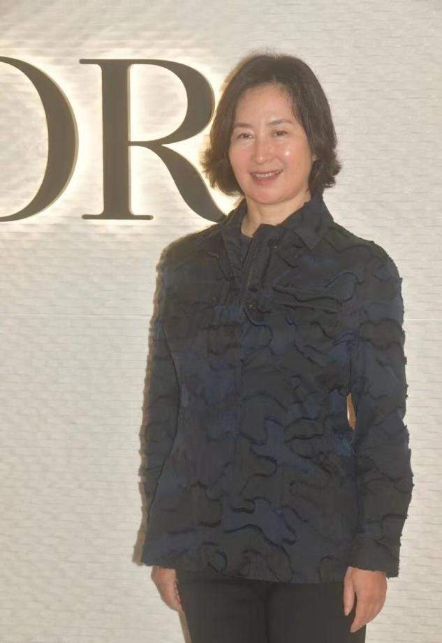 九分裤 何超琼走红毯穿得好保守,一身正装像是领导视察,富态气质真绝了