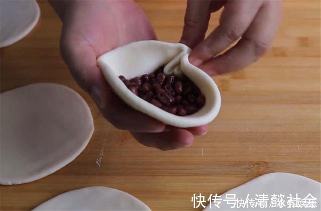 面粉别蒸馒头了，加一把红豆，卷一卷，蓬松喧软又香甜，超简单
