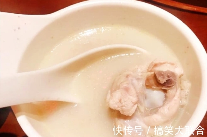 窍门|炖猪骨汤，牢记“2不放2窍门”，出锅时骨汤又鲜香又浓白，没腥味