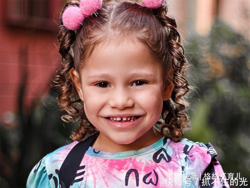 换牙期间|孩子换牙齿了,看到快长出的牙齿是歪的,该怎么办