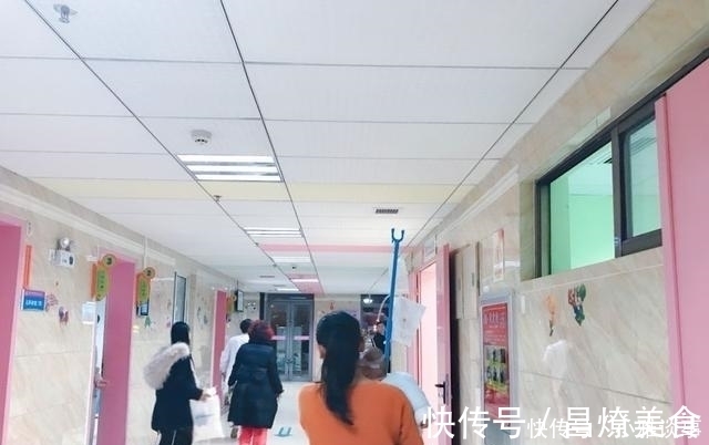 浩浩|4岁男孩掉入油锅,奶奶的行为救了孙子,医生称赞:平时没少看书