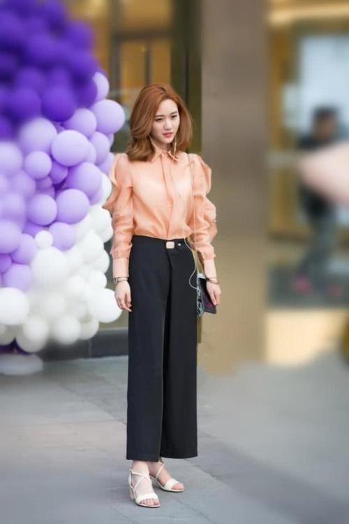 背心|路人街拍，简洁的背心搭配破洞牛仔裤，显得时髦又减龄