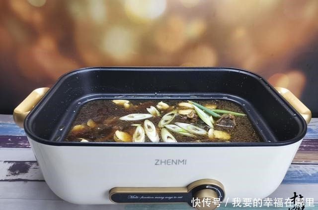 一家4口在家吃酱香排骨火锅,花了150,比吃快餐便宜,超值