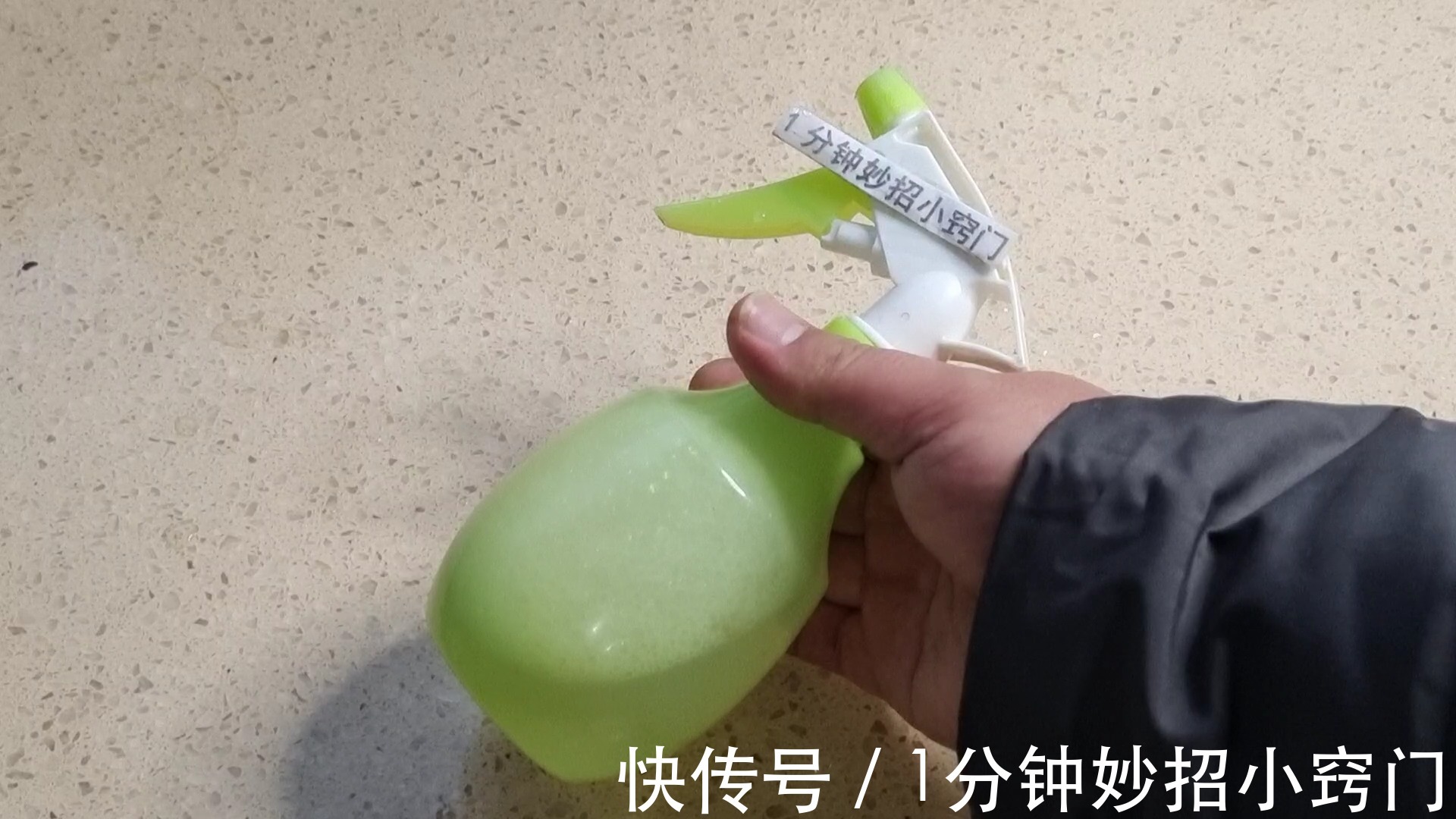 油垢|油烟机多脏也不怕，家政阿姨教你清洗小窍门，油垢污渍轻松洗干净