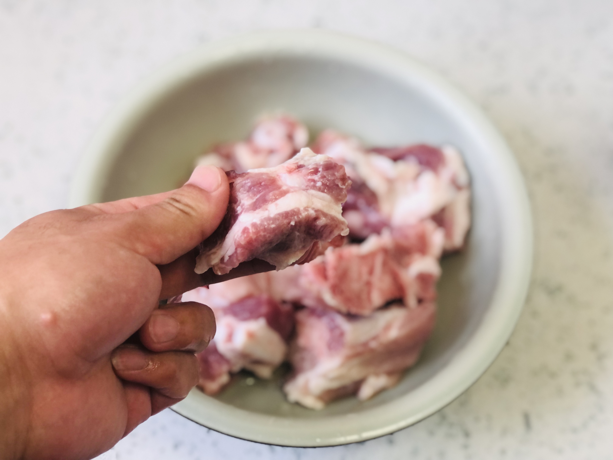 做冬瓜排骨汤时，牢记“1泡3不放”，肉香汤鲜，关键还没腥味儿