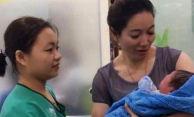 最美|“最美外婆”产房外走红,风头盖过刚出生宝宝,医生护士看直了眼