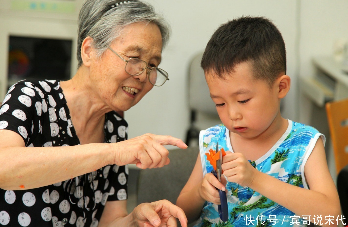 老人|5岁闺女被送到奶奶家，接娃时爸妈哭笑不得，网友：喜庆福娃