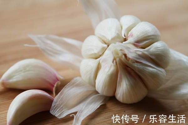 技巧|新蒜大量上市,教你2个保存技巧,趁着新鲜多买点,够吃一整年