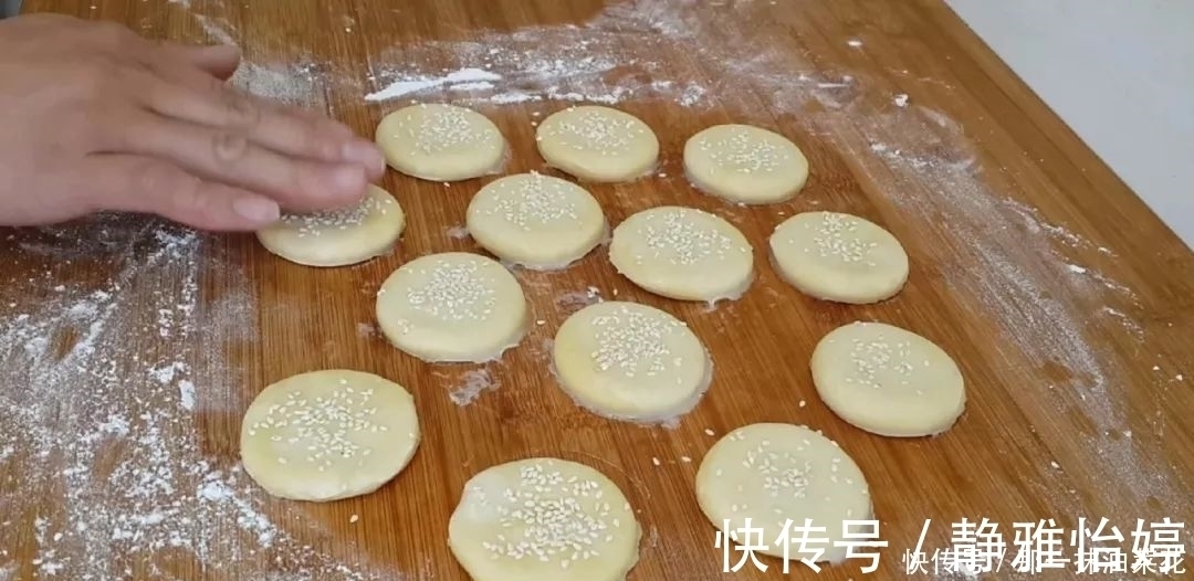 早餐新吃法，面粉里加1个鸡蛋，放入冰箱冷藏，比油条麻花都好吃