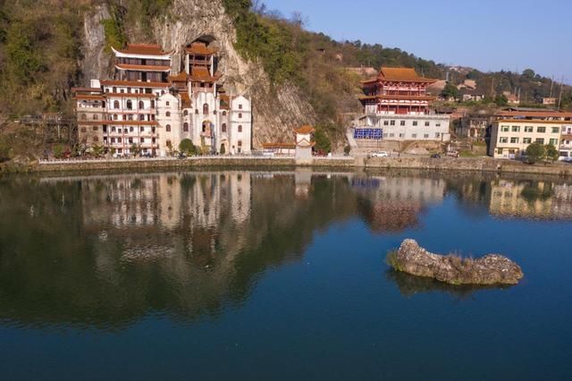 丹霞地貌|郴州有一个神奇的县，什么建筑都喜欢建在山洞里