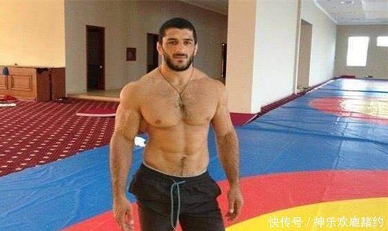 sss级|摔跤选手的肌肉SSS级看看橄榄球球员的身体,SSS都不够用