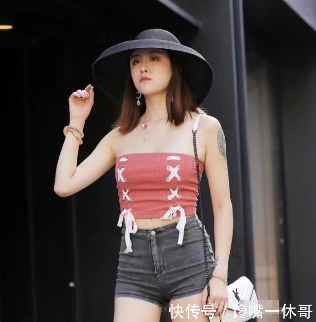 紧身|街拍:热裤+紧身上衣的时尚美女们,尽显优雅气质