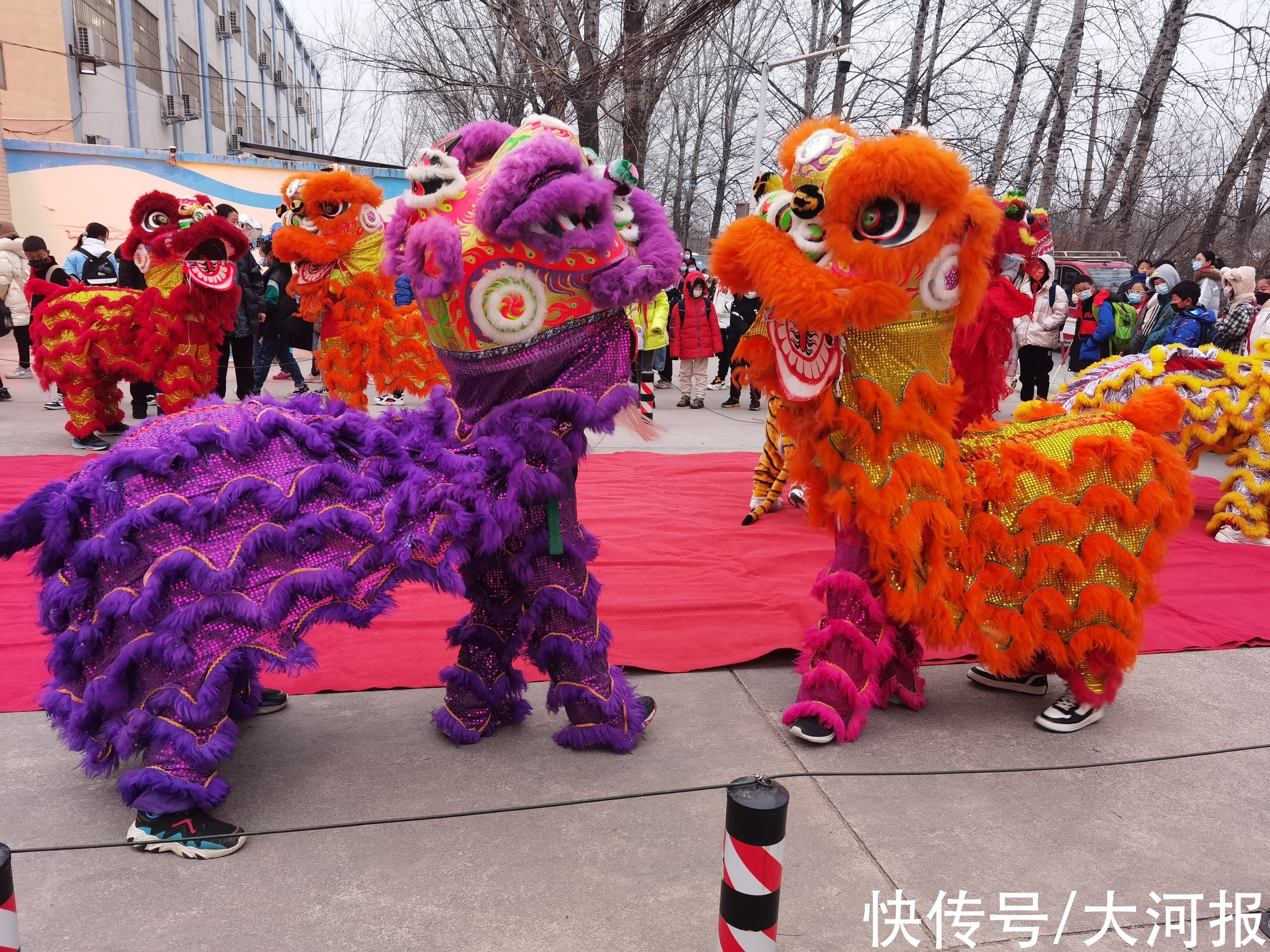 大河路！开学首日！郑州市大河路中心小学敲锣打鼓、舞狮迎接学生入学