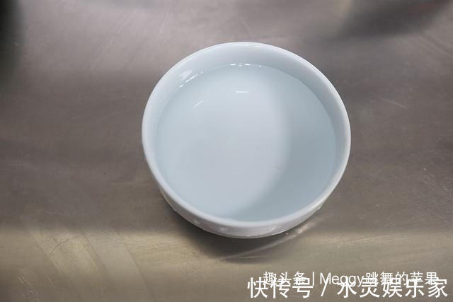 想要猪油熬得洁白,可别小看这碗凉水,熬得又快还有清香味