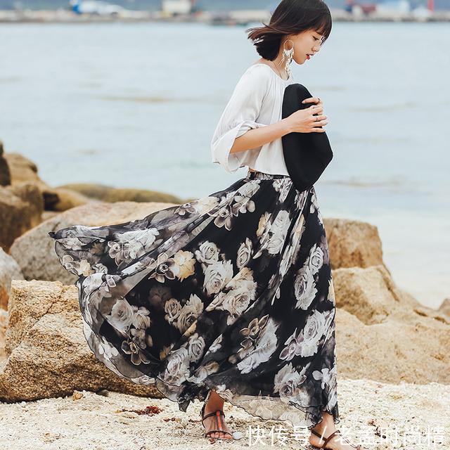 女人味 轻盈飘逸的雪纺,搭配印花而成的长款半身裙,浓浓的尽是女人味