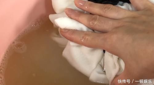 白衣服发黄洗不掉用这泡一泡,衣服立马洁白如新,好方法抓紧学