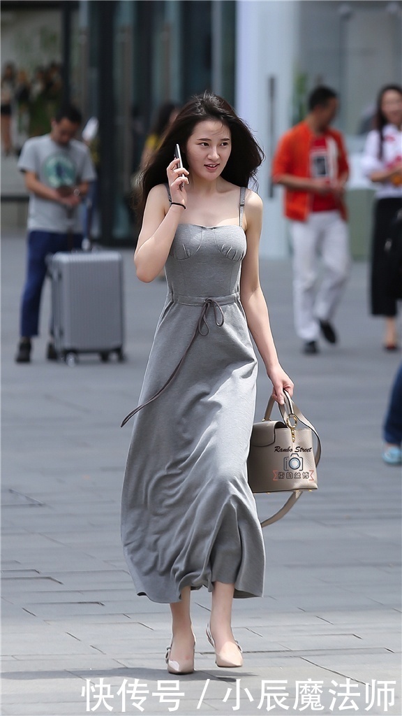 喜欢|美女穿搭:高级灰吊带连衣裙,搭配波浪般的秀发,彰显着独有的气质