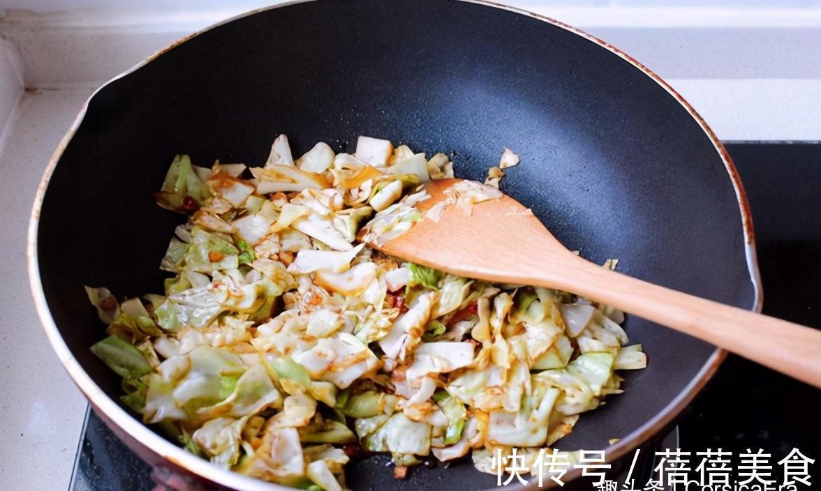 五花肉炒包菜|炒包菜,不焯水不过油,教您一个好方法,包菜清脆入味,好下饭