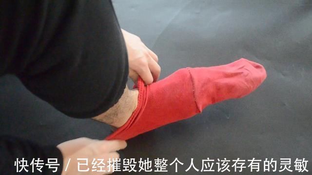 实用|穿破的袜子不要扔,简单剪一刀,旧袜子变得和新的一样,太实用了