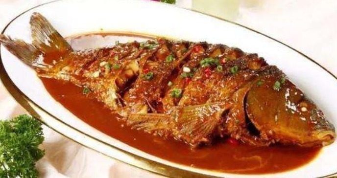 给鱼去腥,用料酒还是用醋都错了,只需一勺它,鲜嫩入味还不腥