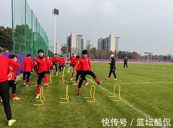 女足|女足官宣坏消息!水庆霞安排惹争议,女足球迷痛哭落泪