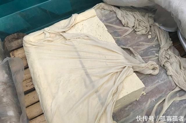 手感发黏|买豆腐时,碰到2种豆腐白送也别要,商贩我们家从来不吃